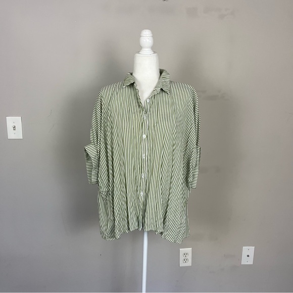 BUTTON UP OVERSIZED STRIPED SHORT SLEEVE TOP IN WHITE AND GREEN SIZE SMALL - Picture 5 of 16